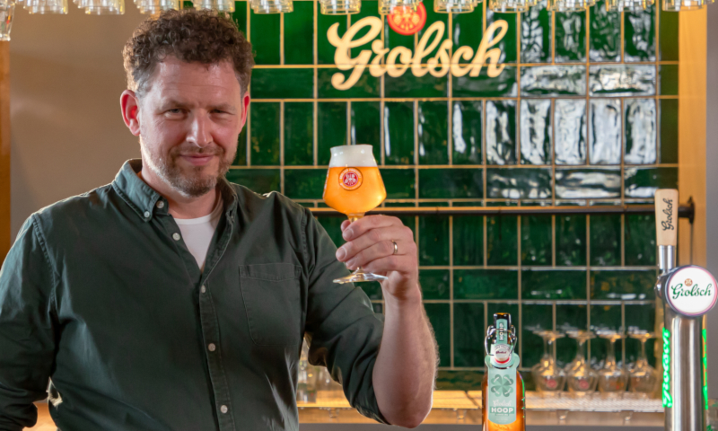 Grolsch brouwer Marc Janssen met Grolsch Hoop